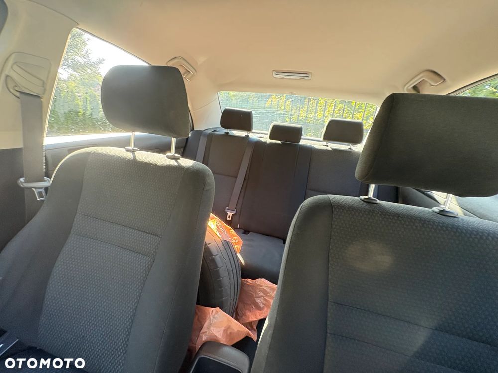 Toyota Avensis 1.6 VVT-i Luna - 6