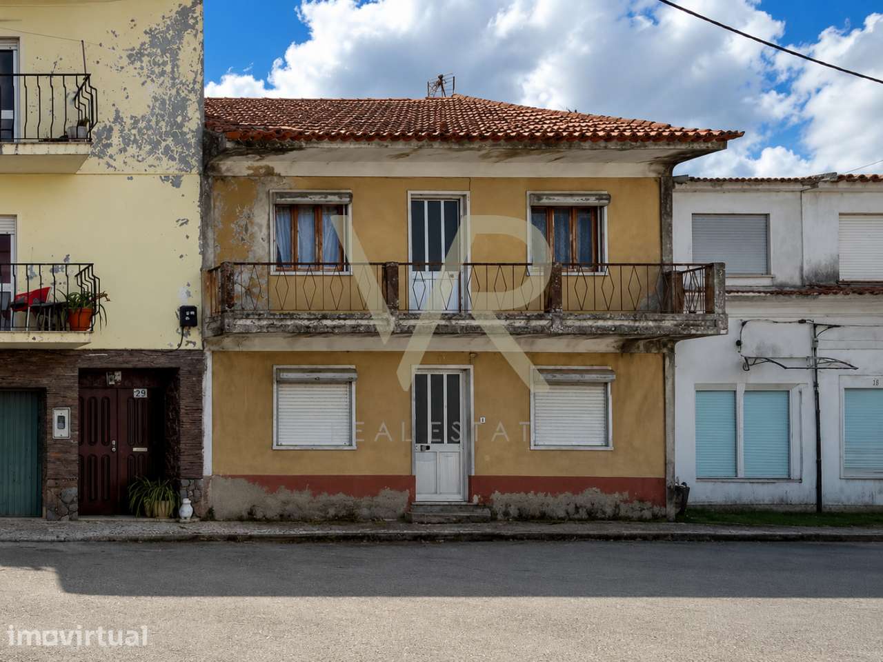 Moradia com Grande Potencial de Remodelação | Possibilidade de T5 | - Grande imagem: 2/43