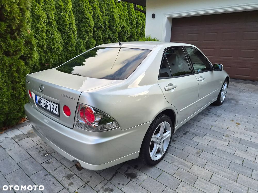 Lexus IS - 10