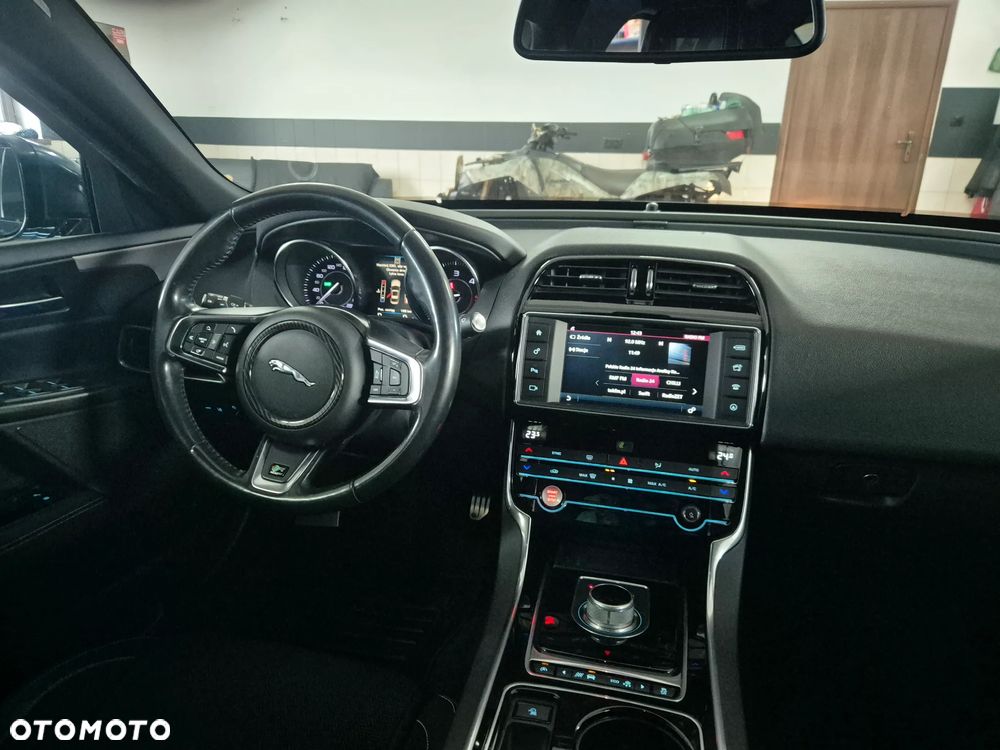Jaguar XE - 16