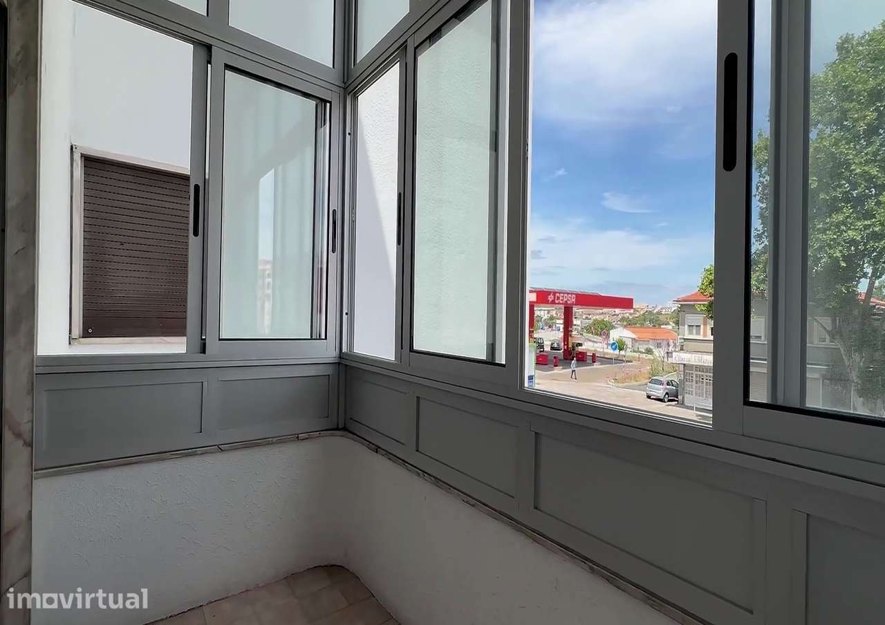 T2 com varanda, terraço e garagem em Amora - Grande imagem: 4/19
