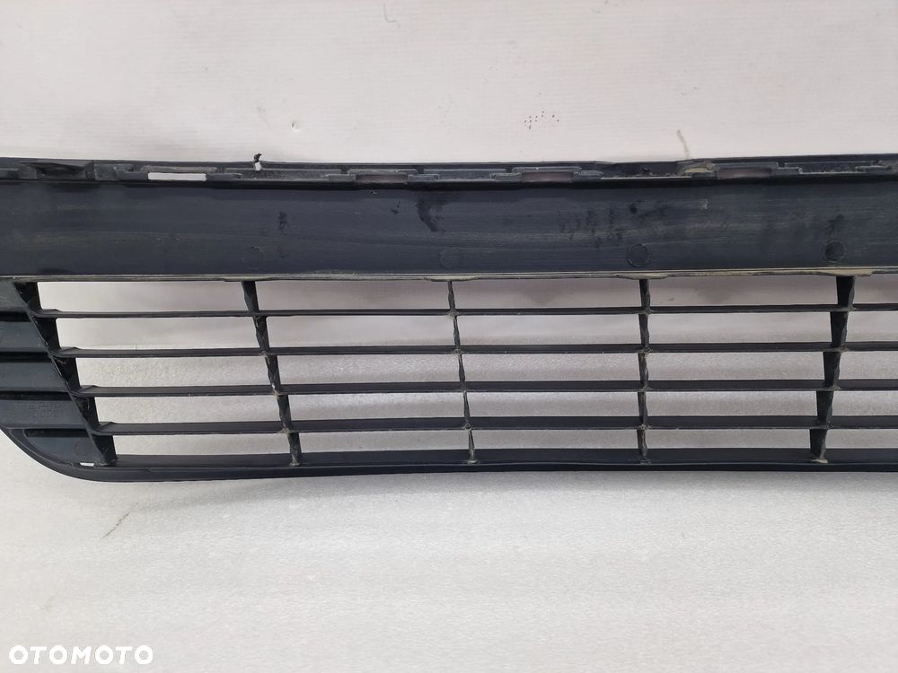 TOYOTA YARIS III 3 11- KRATKA ŚRODKOWA ZDERZAKA PRZEDNIEGO PRZÓD , NR 53112-0D210 , NR AUKCJI KR410 - 9