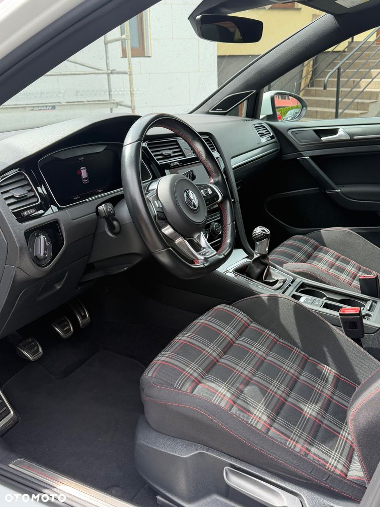 Volkswagen Golf GTI (BlueMotion Technology) - 16