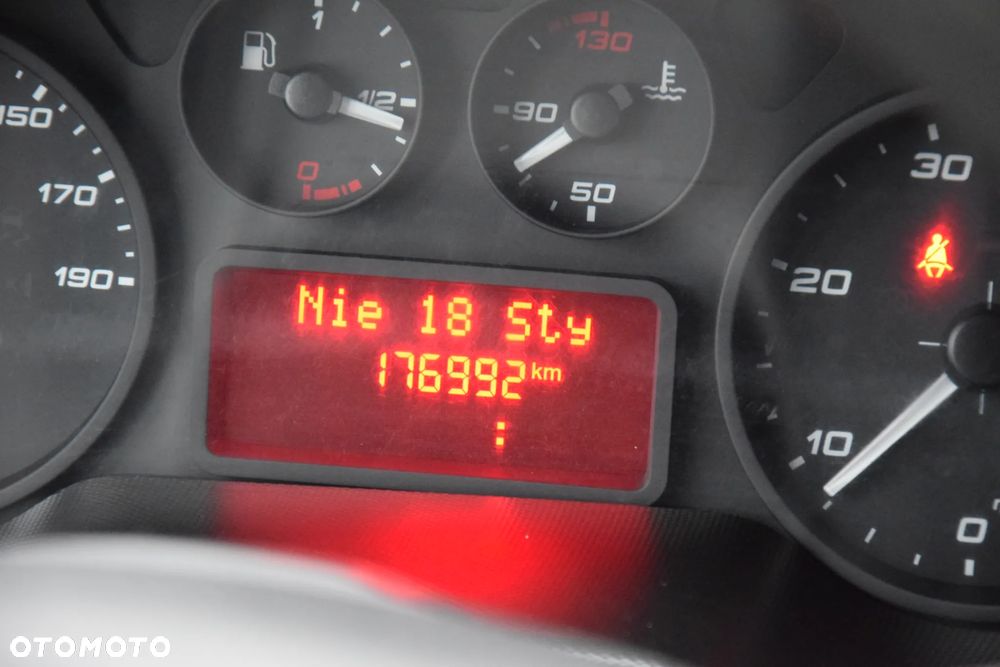 Iveco DAILY 35C16 / 2.3 - 160 KM / BRYGADÓWKA / 6 OSOBOWY / DOSTAWCZE / SKRZYNIA / KLIMA / NAWIGACJA / KAMERA COFANIA / TEMPOMAT / SERWISOWANY / SPROWADZONY - 32