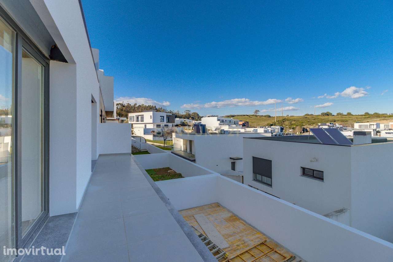 Moradia T3 em Banda junto ao Belas Clube de Campo. - Grande imagem: 2/48