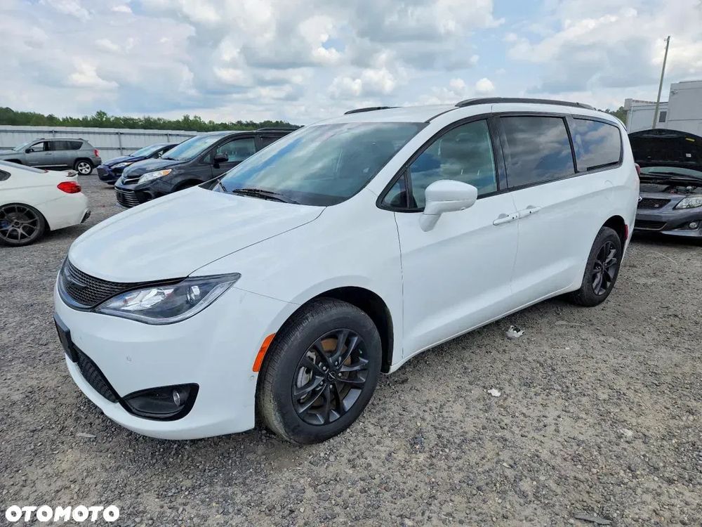 Chrysler Pacifica - 1