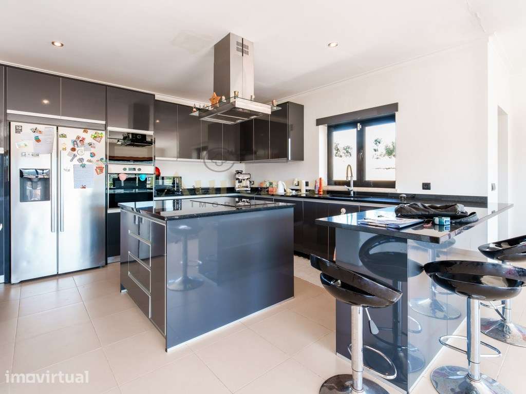 Moradia T5 de Excelência com Piscina, Vista Campo e Elevado Conforto - Grande imagem: 4/47