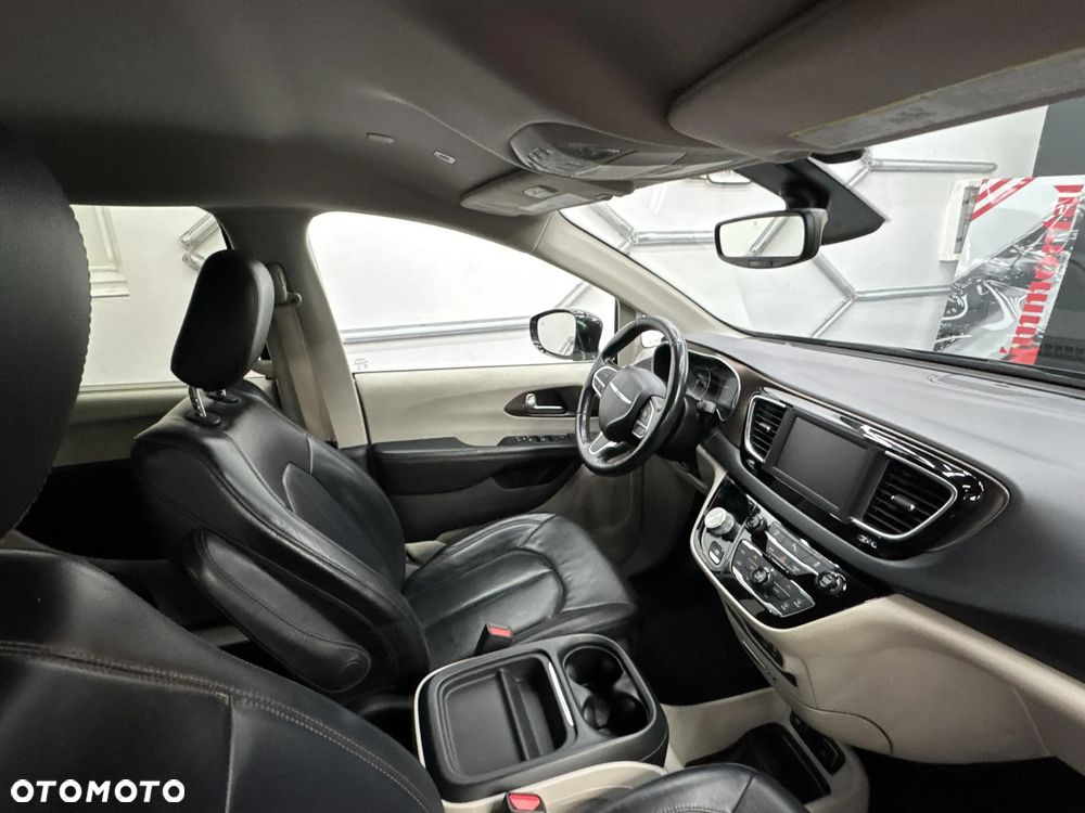 Chrysler Pacifica - 26