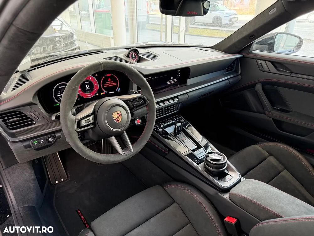 Porsche 911 Carrera 4 GTS PDK - 11