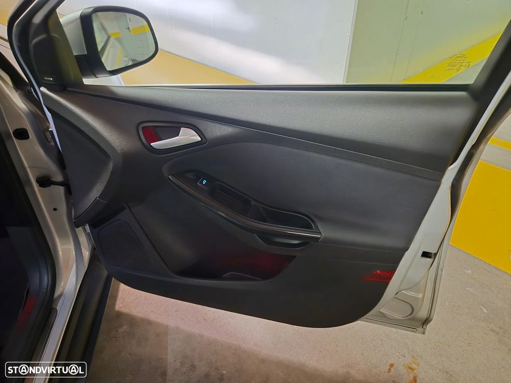 Ford Focus 1.0 SCTi Titanium - 36