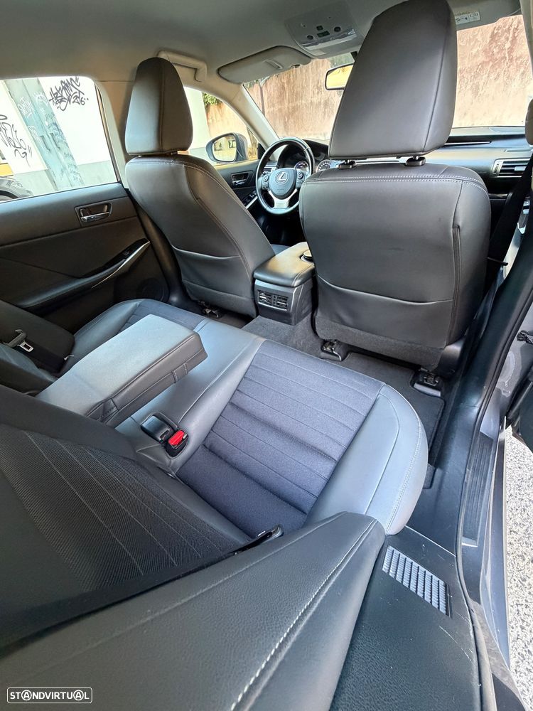 Lexus IS 300H Luxury - 13