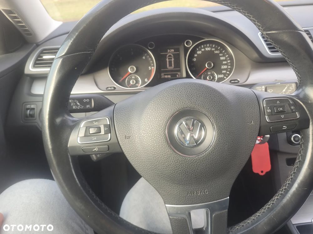 Volkswagen Passat - 12