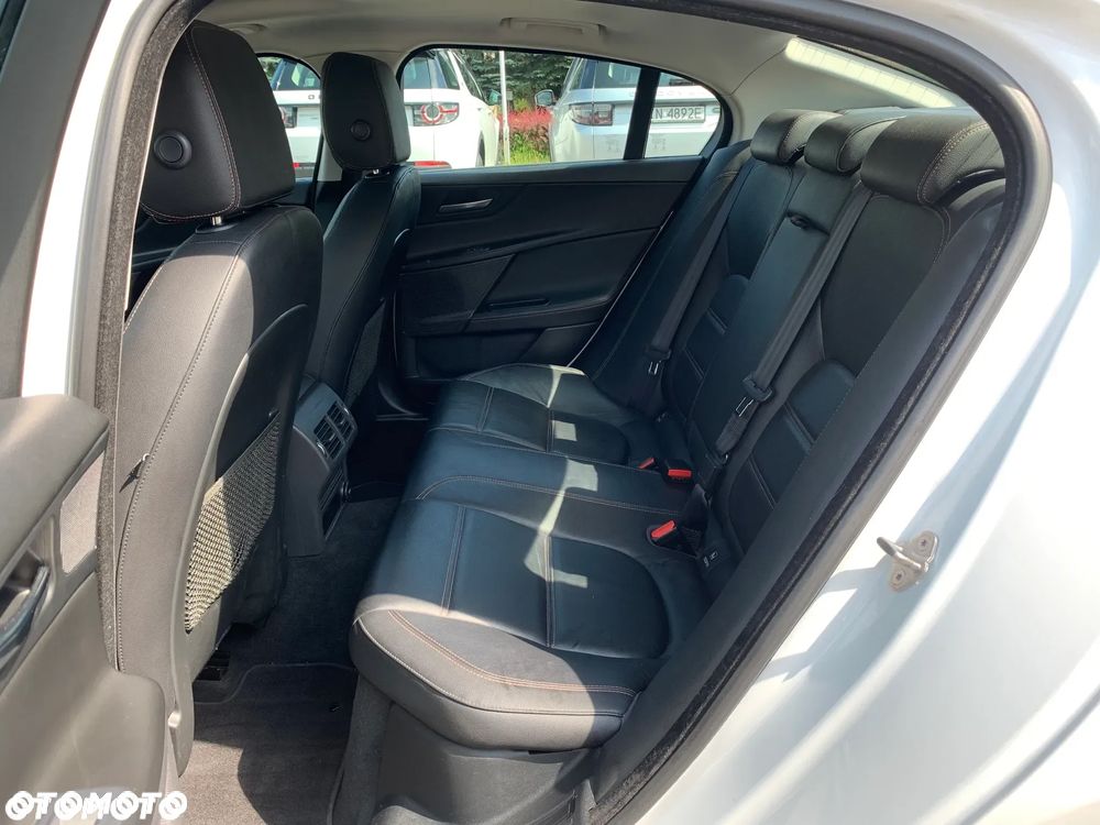 Jaguar XE 2.0 D Prestige - 13