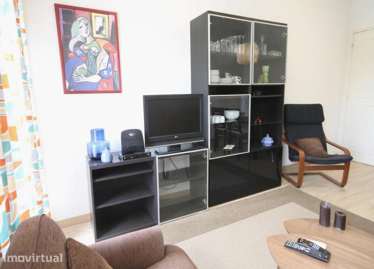 Apartamento T2 com garagem e varanda em Lumiar - Grande imagem: 2/33
