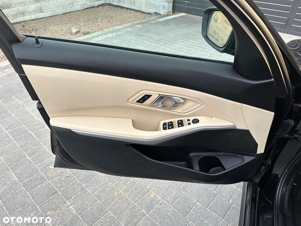BMW Seria 3 318d Sport Line Shadow - 22
