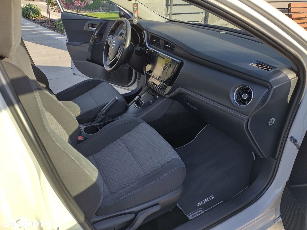 Toyota Auris Hybrid 135 Prestige - 11