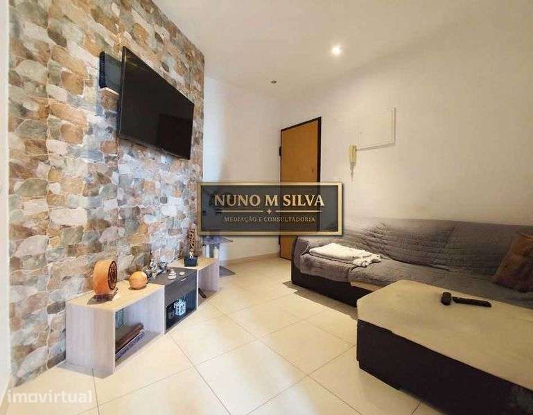 Apartamento T2 **Renovado em 2016** + Área independente - Cruz de Pau - Grande imagem: 3/12