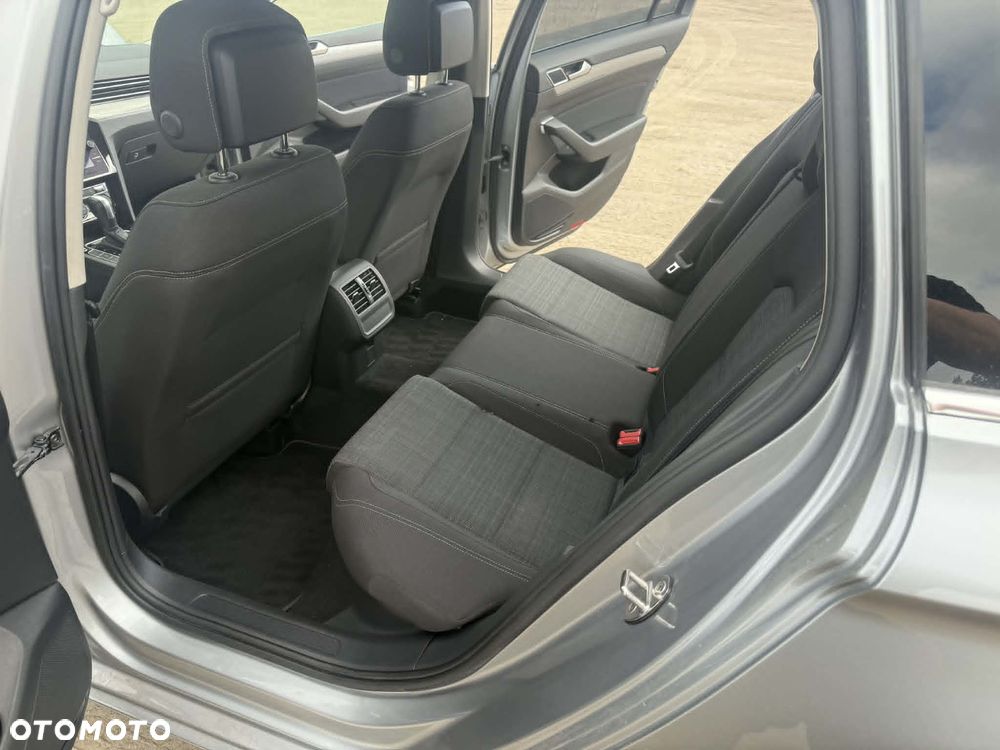 Volkswagen Passat - 16
