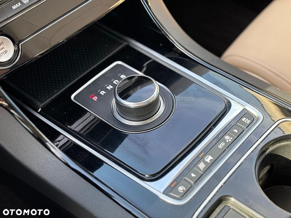 Jaguar XE 25t Prestige - 29