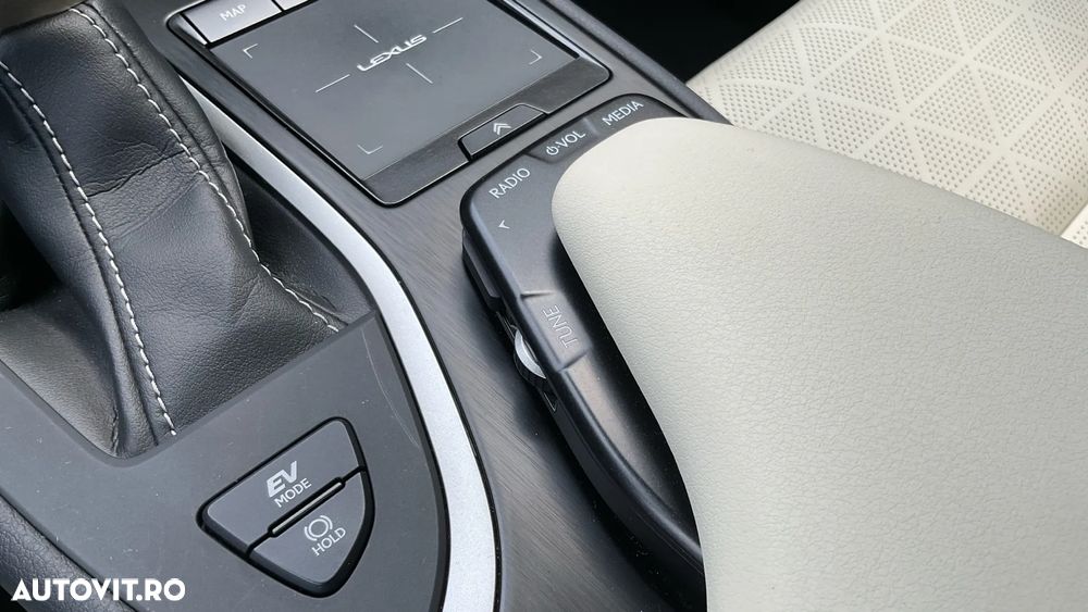 Lexus UX 250h 2.0L HEV 20H- (178 HP) 4X4 CVT Luxury - 34