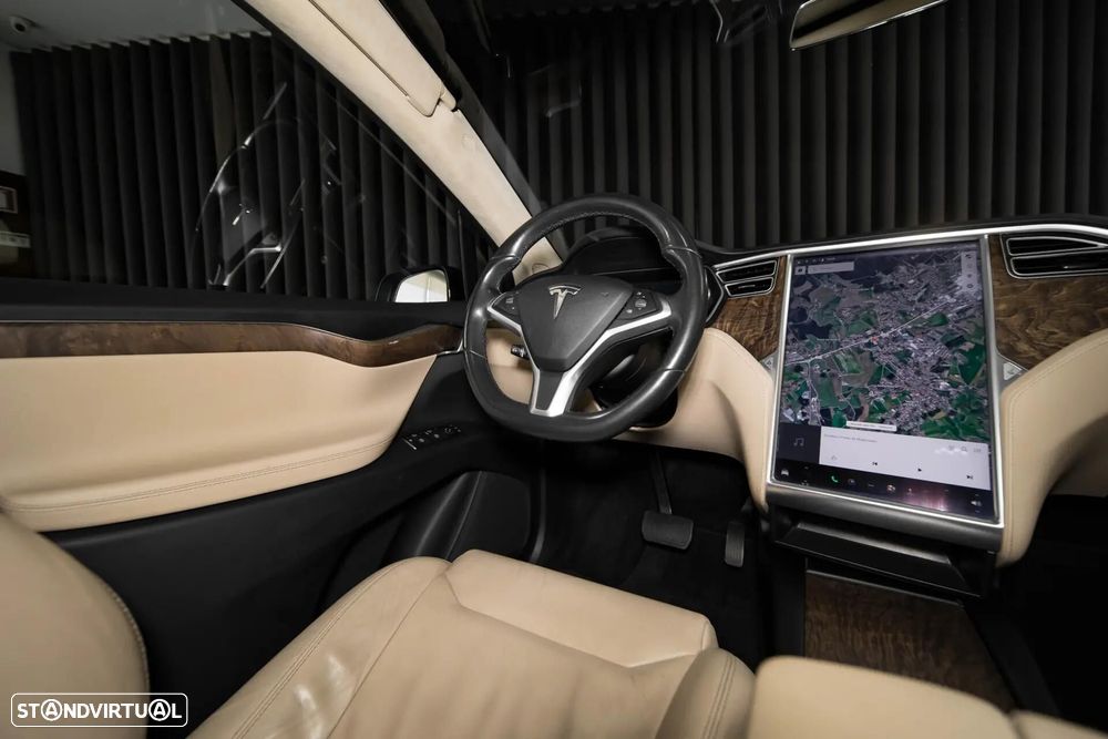 Tesla Model X 90D - 13