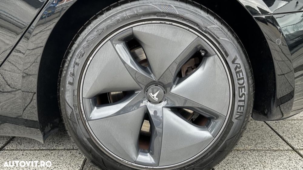 Tesla Model 3 - 8