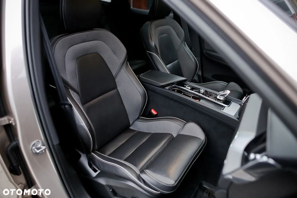 Volvo XC 60 B4 D AWD Ultimate Dark - 27