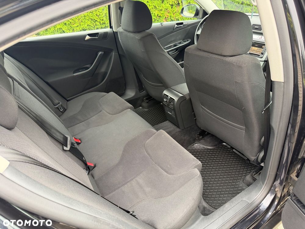 Volkswagen Passat 2.0 TDI DPF BlueMot Comfortline - 14