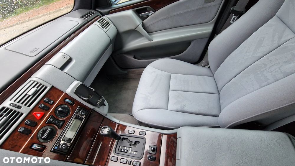 Mercedes-Benz Klasa E 320 4-Matic Classic - 16