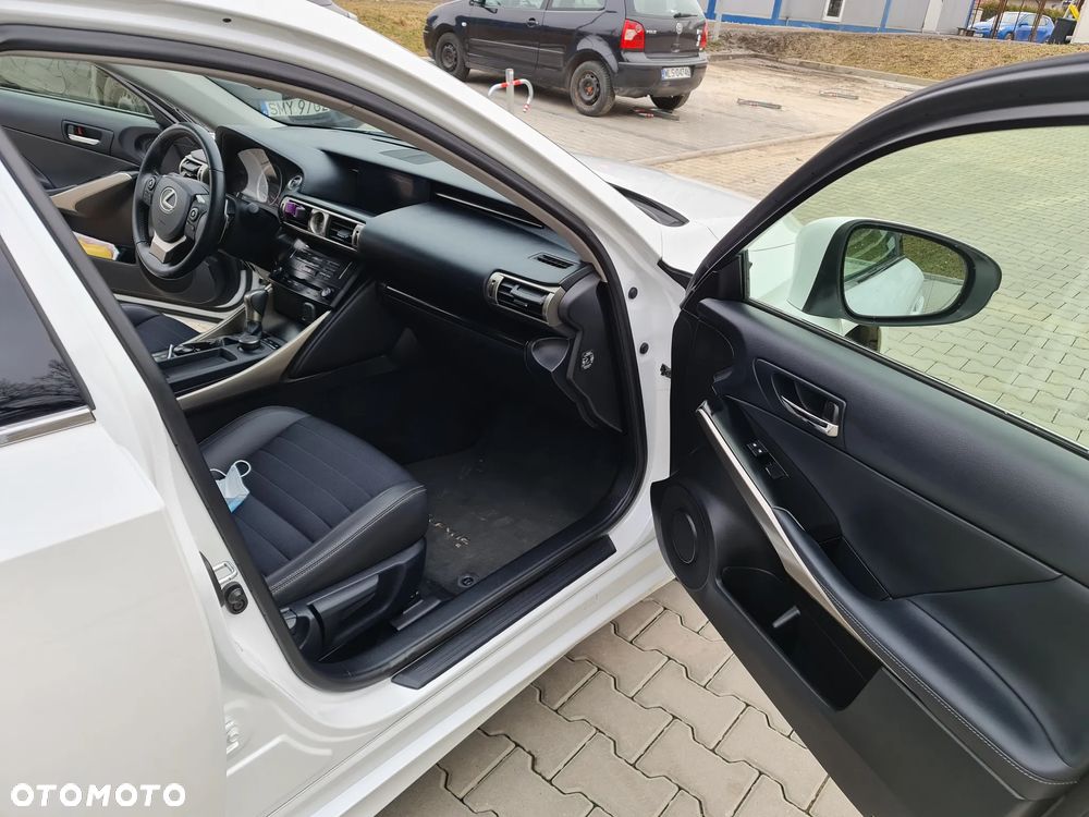 Lexus IS 300h Elegance - 14