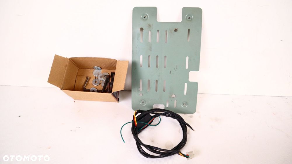 TOYOTA LAND CRUISER 200 PODSUFITKOWY MONITOR ALPINE - 11