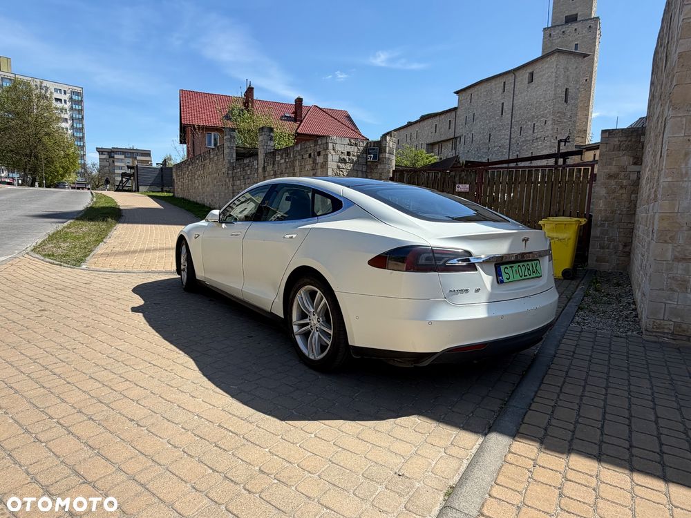 Tesla Model S 85 D - 12