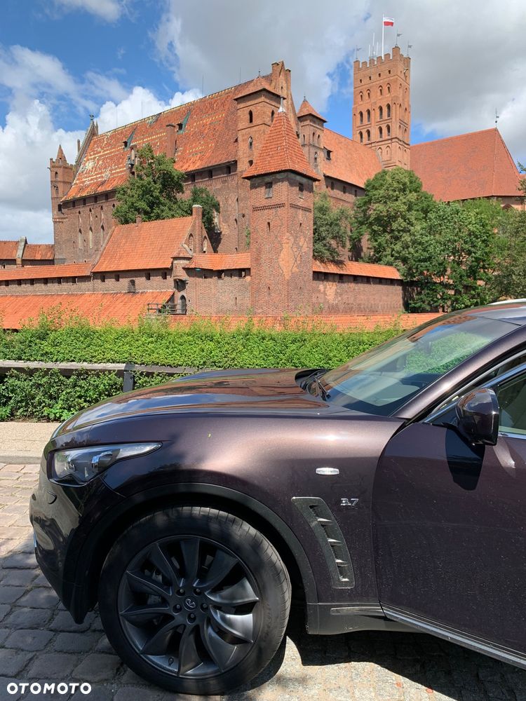 Infiniti QX70 - 15