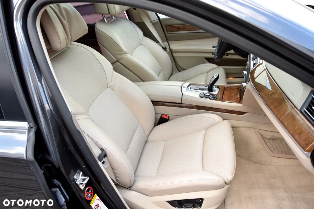 BMW Seria 7 750i - 12