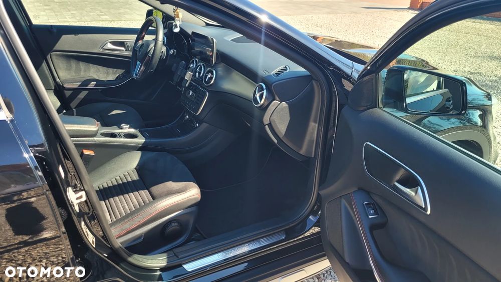 Mercedes-Benz GLA 200 7G-DCT AMG Line - 13