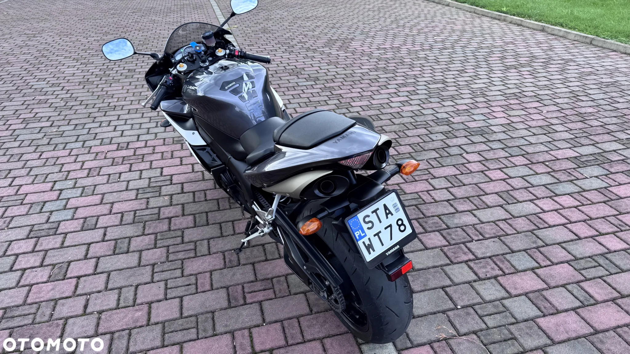 Yamaha R1 - 9