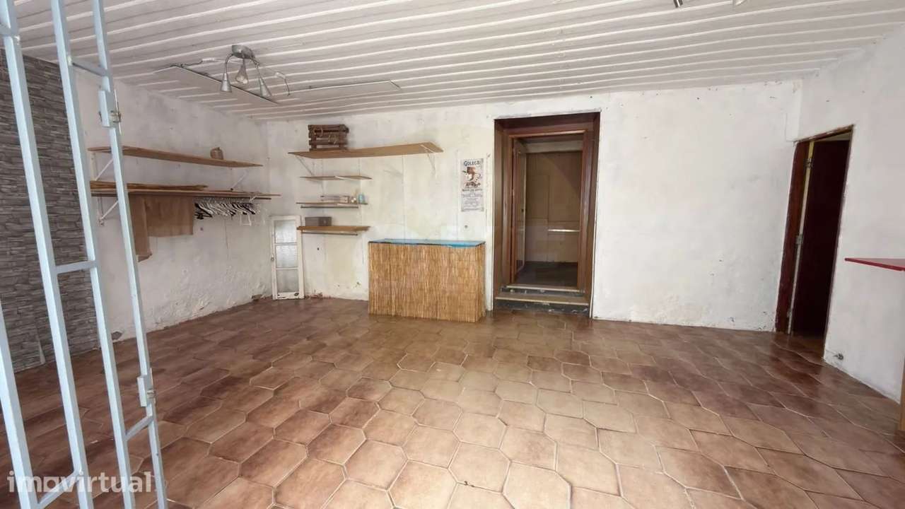 Prédio no centro da Golegã com potencial para habitação - Grande imagem: 4/14