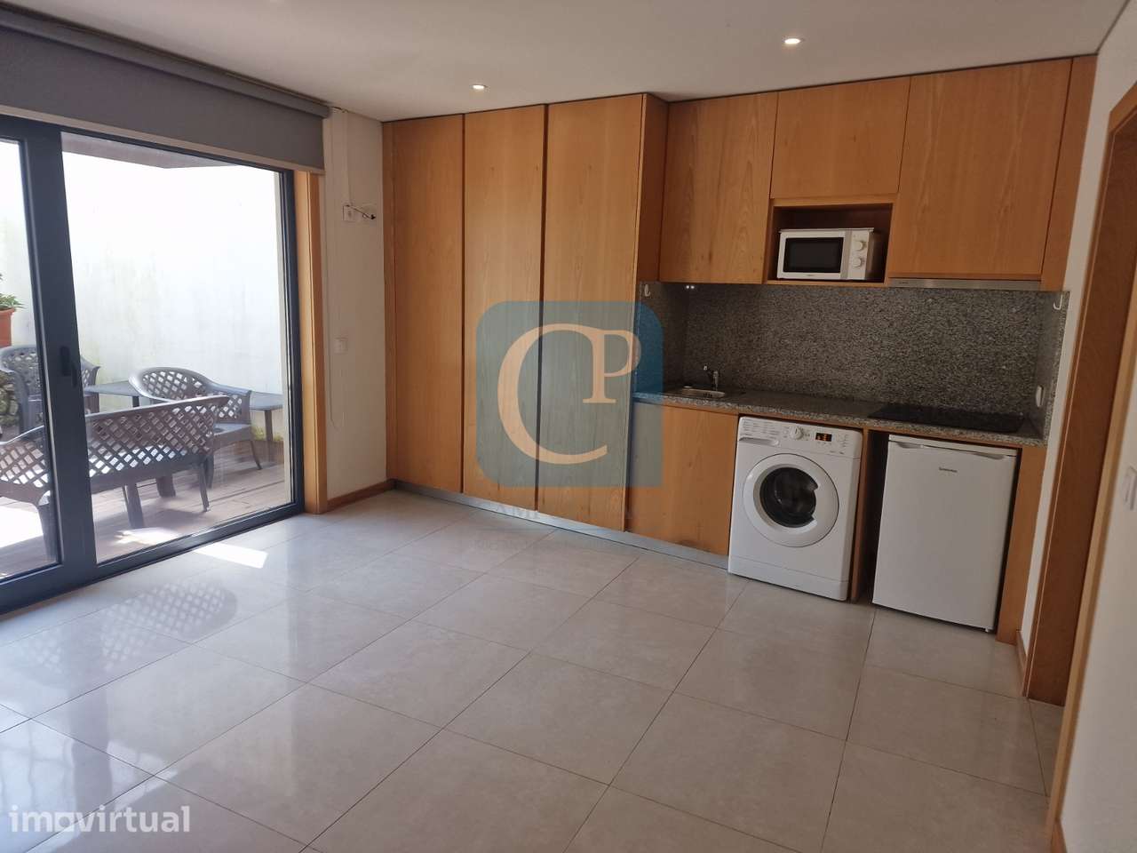 Apartamento T0 com varanda à Praça Flores, Porto - Grande imagem: 2/10