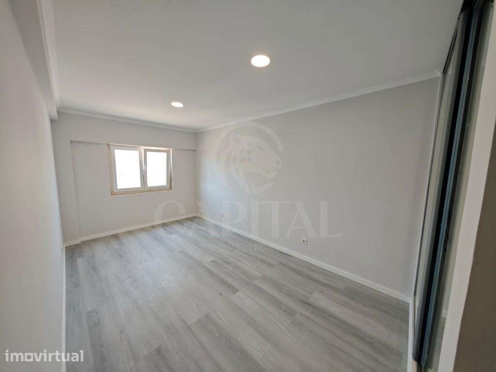 T4 Remodelado na Amora | 120 m2, varanda e excelente localização - Grande imagem: 2/27