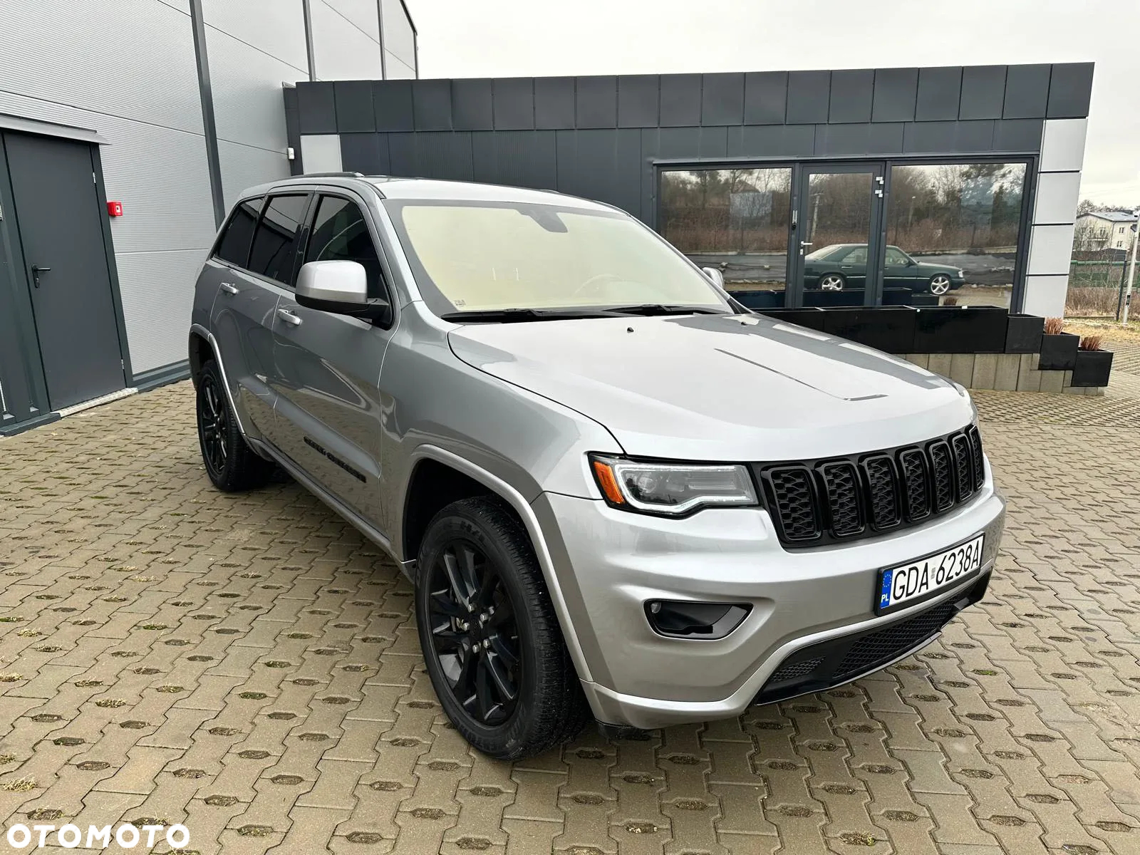 Jeep Grand Cherokee - 26