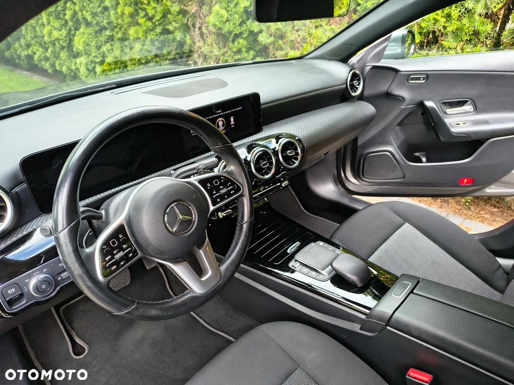 Mercedes-Benz CLA 180 7G-DCT - 21