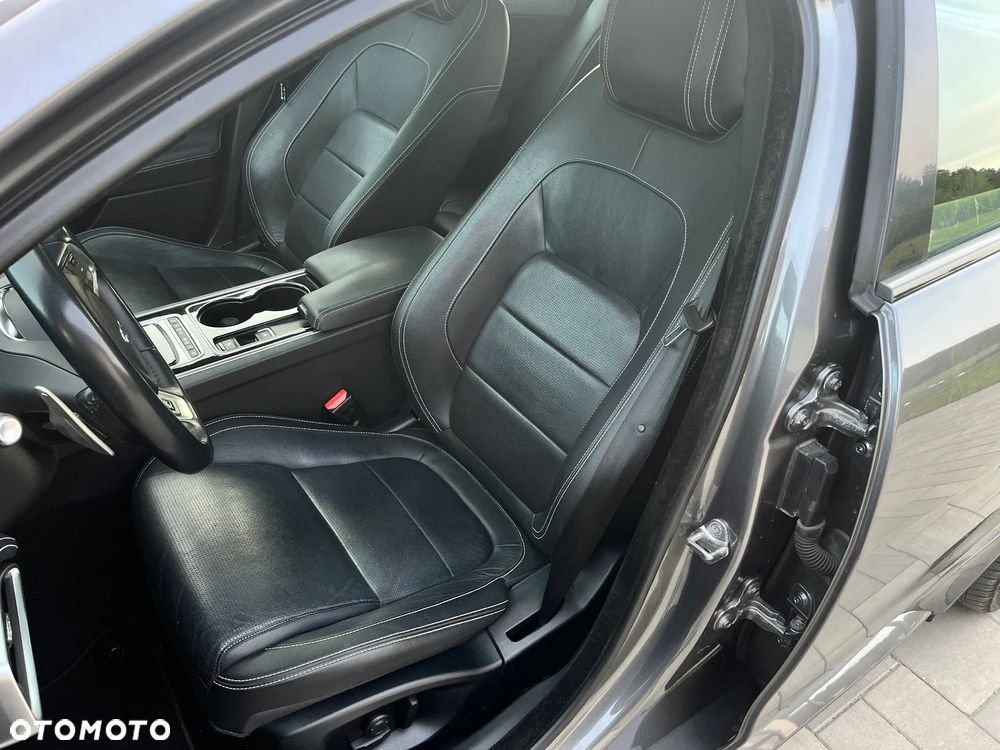 Jaguar XE 2.0 D AWD R-Sport - 15