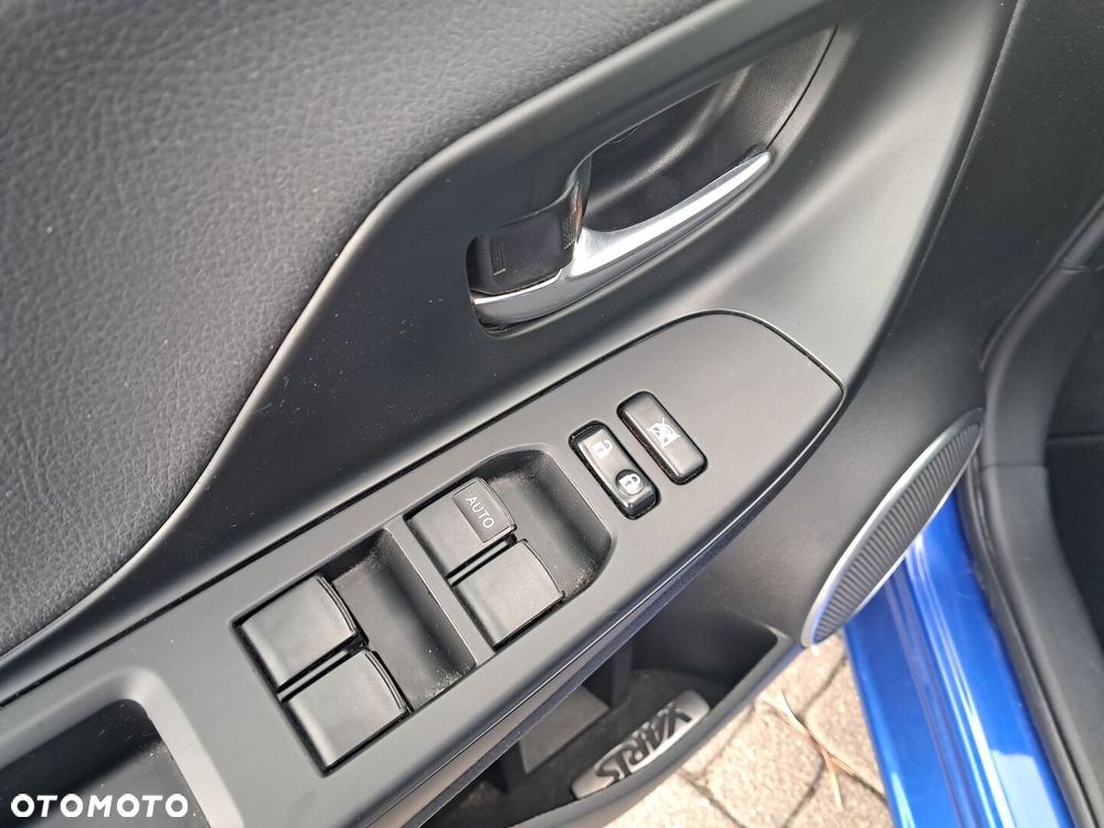 Toyota Yaris Hybrid 100 Dynamic - 12