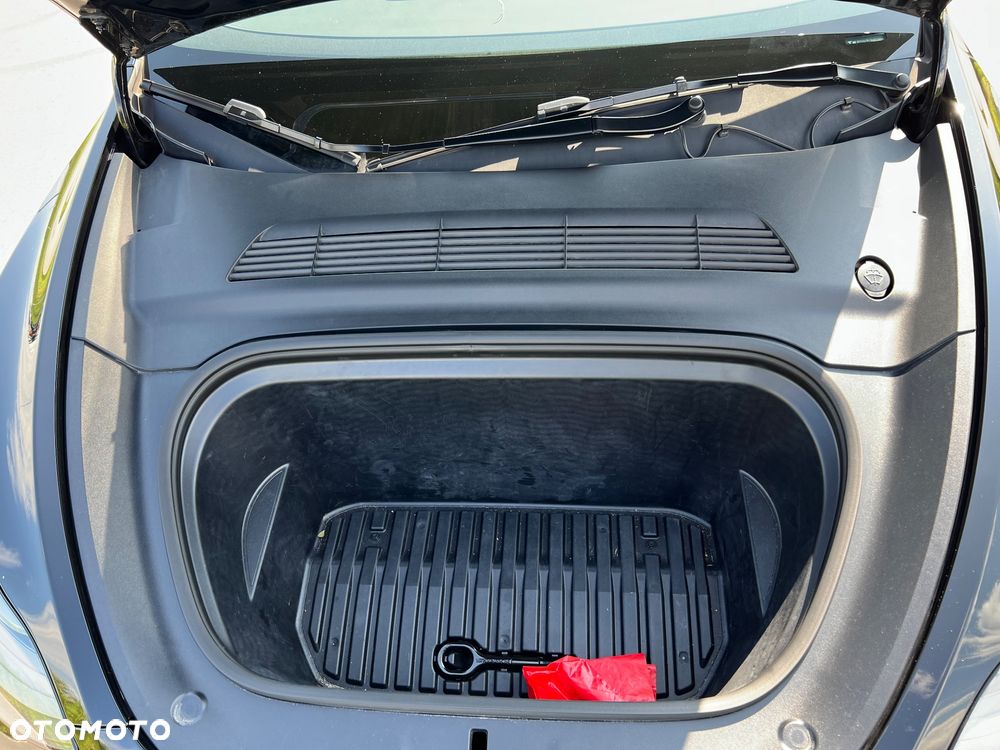 Tesla Model Y - 13