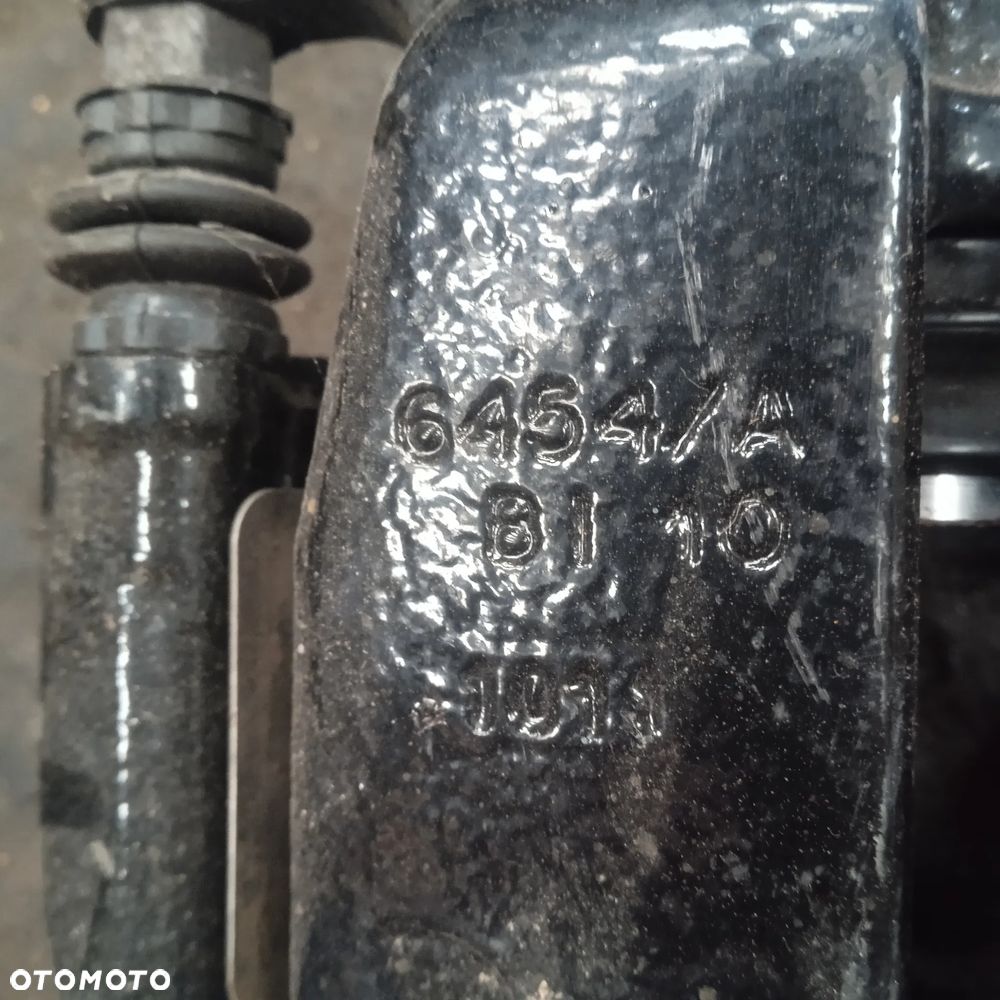 Zacisk tylny A4 B8 - 6