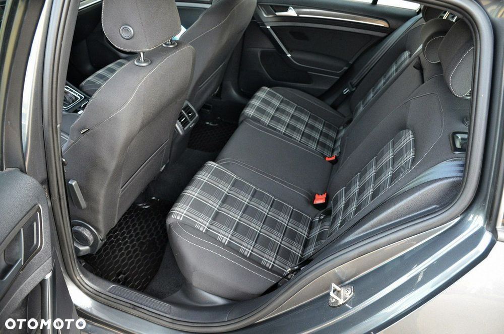 Volkswagen Golf - 22