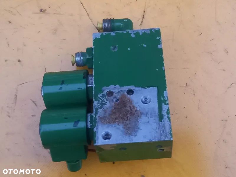 Blok zaworowy amortyzacji kabiny John Deere 6620 - 4