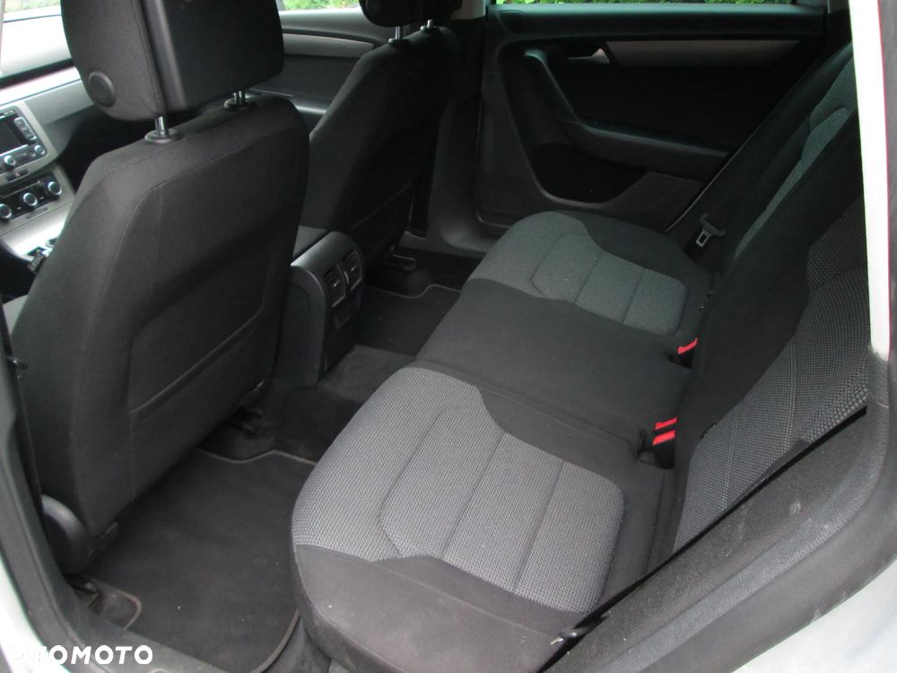 Volkswagen Passat 2.0 TDI DPF BlueMotion Technology Comfortline - 16