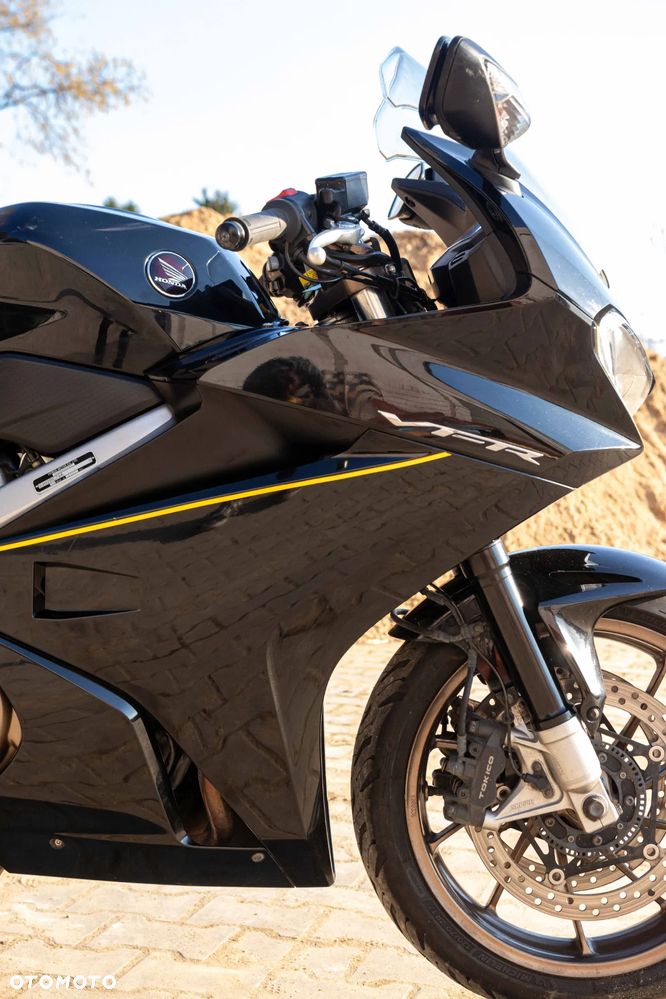 Honda VFR - 12