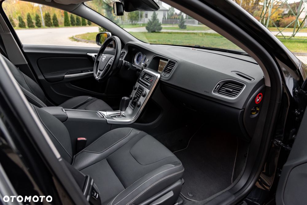 Volvo S60 D5 AWD Geartronic RDesign - 24